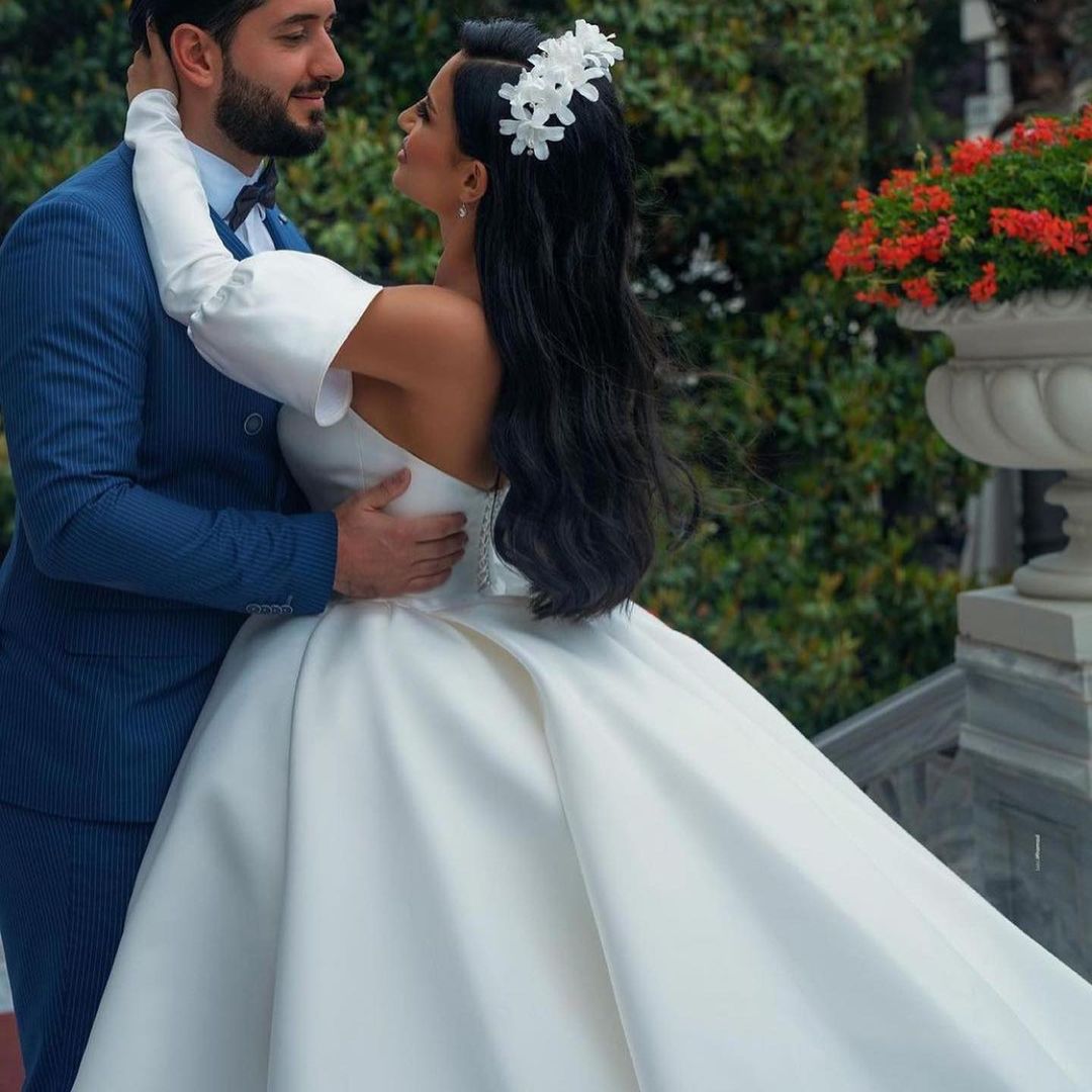 Impresionantes vestidos de novia largos de satén estilo princesa con escote corazón y mangas