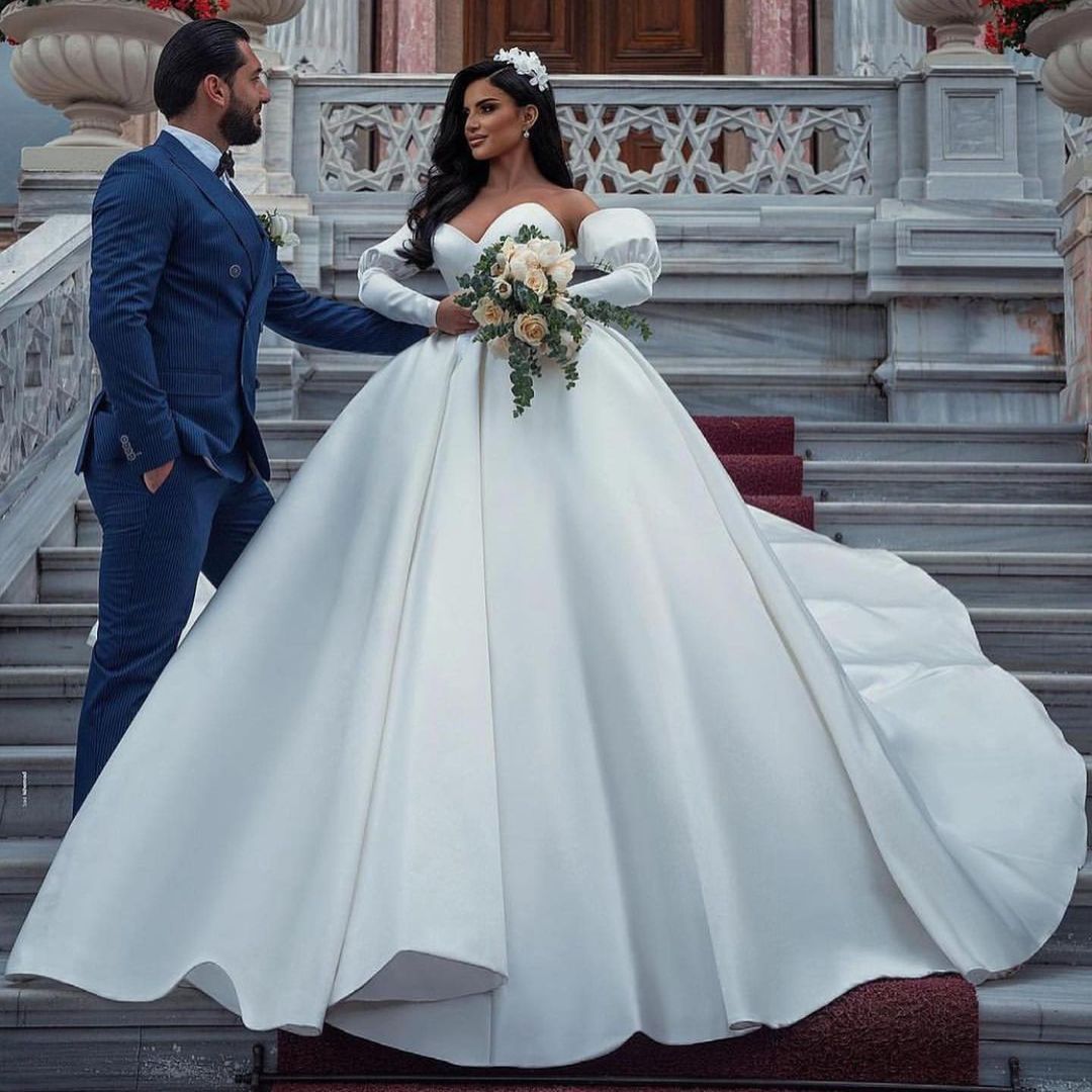 Impresionantes vestidos de novia largos de satén estilo princesa con escote corazón y mangas