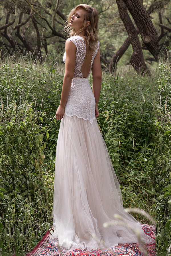 Increíble vestido de novia largo con escote en V, encaje, tul y espalda descubierta