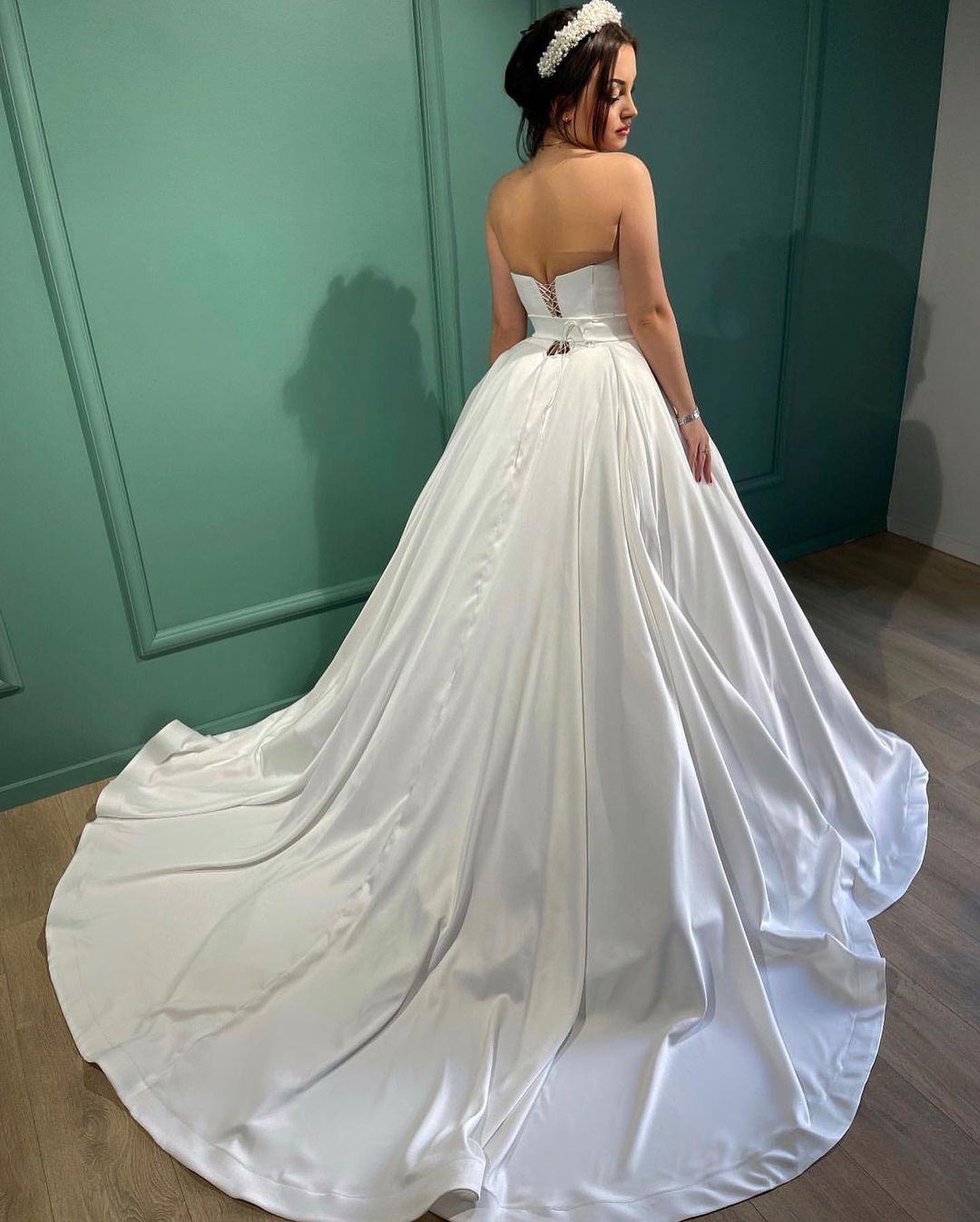 Impresionante vestido de novia largo blanco de corte A sin tirantes y con perlas