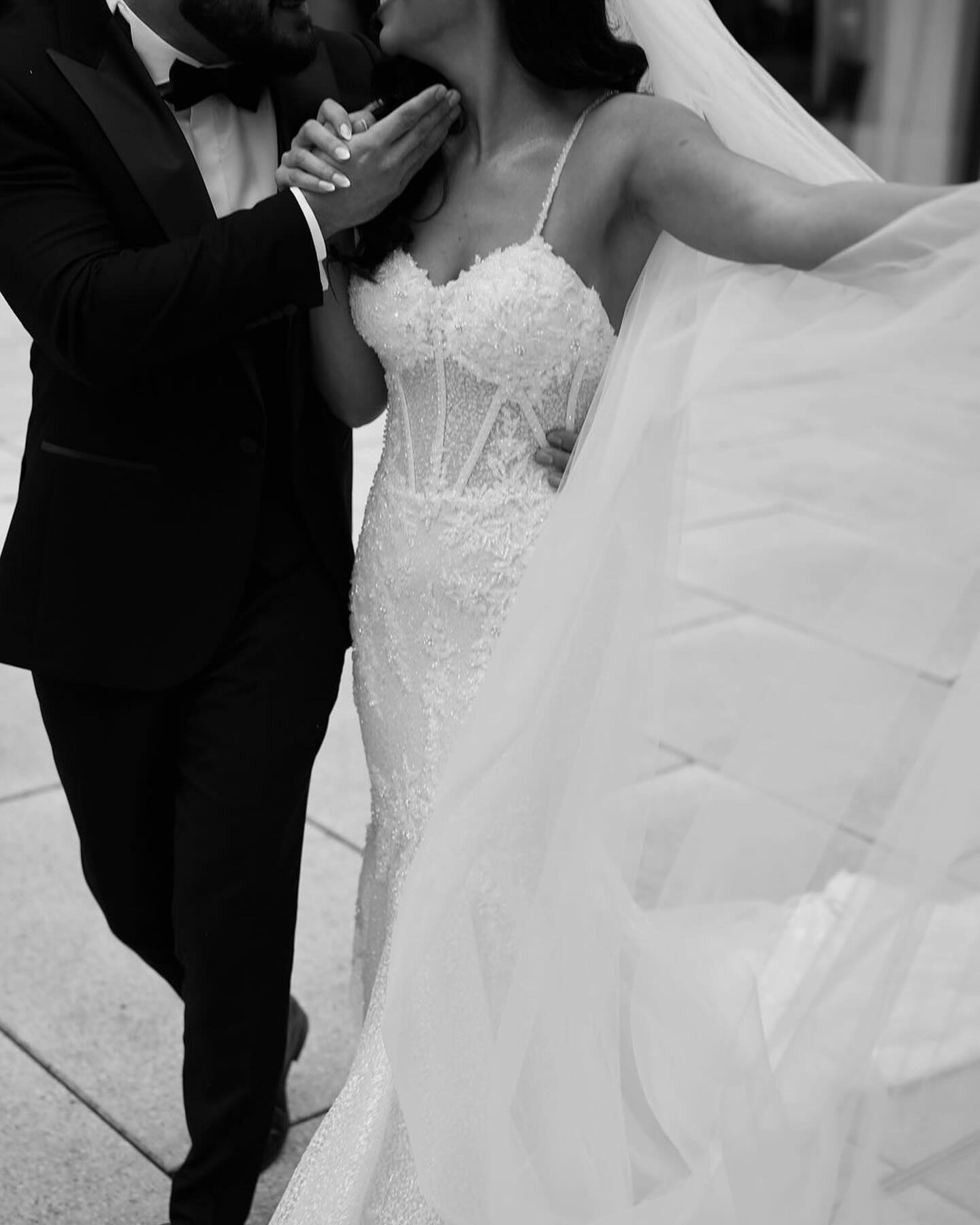 Increíble vestido de novia largo blanco sin mangas con tirantes finos de encaje de sirena y apliques