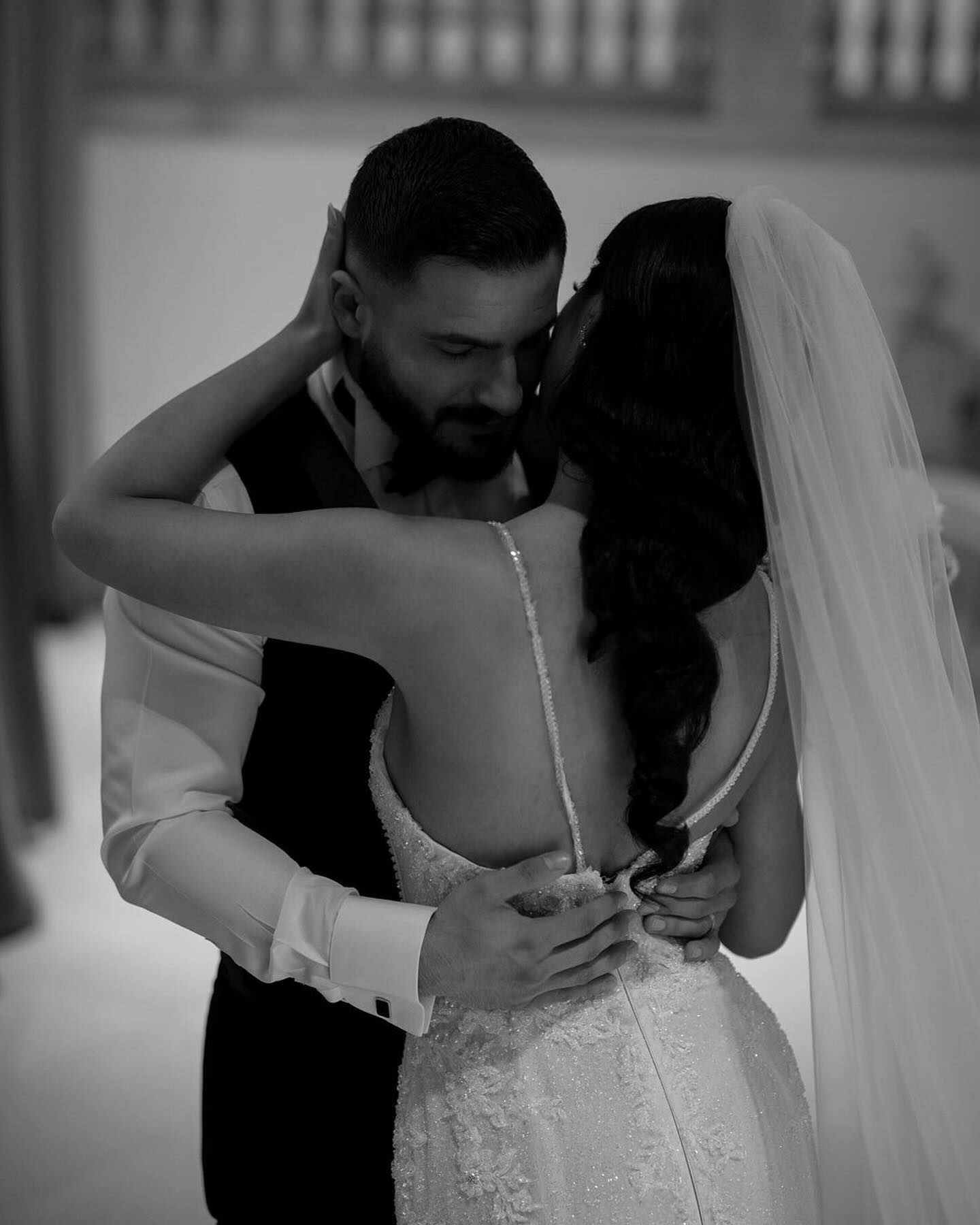 Increíble vestido de novia largo blanco sin mangas con tirantes finos de encaje de sirena y apliques