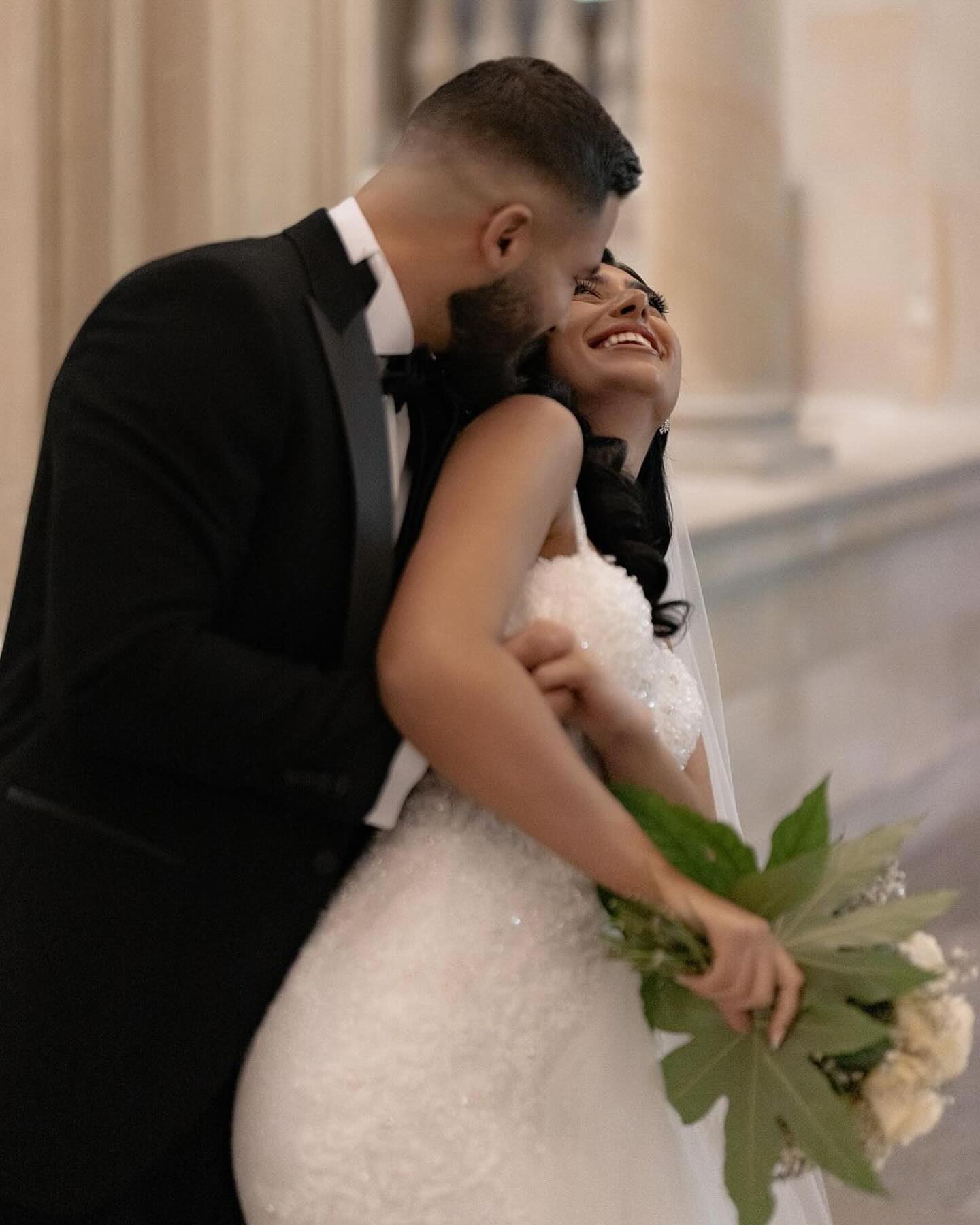 Increíble vestido de novia largo blanco sin mangas con tirantes finos de encaje de sirena y apliques