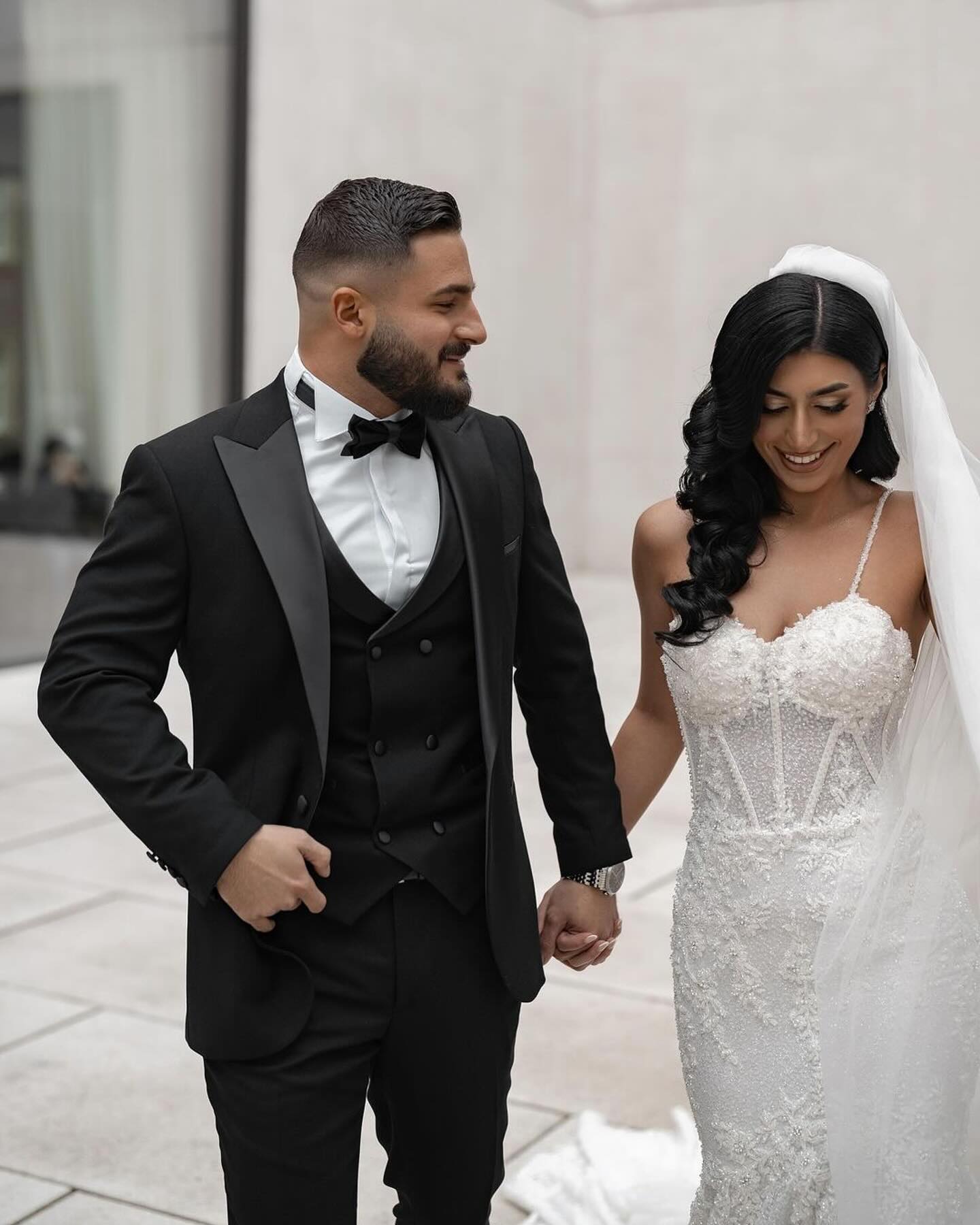 Increíble vestido de novia largo blanco sin mangas con tirantes finos de encaje de sirena y apliques