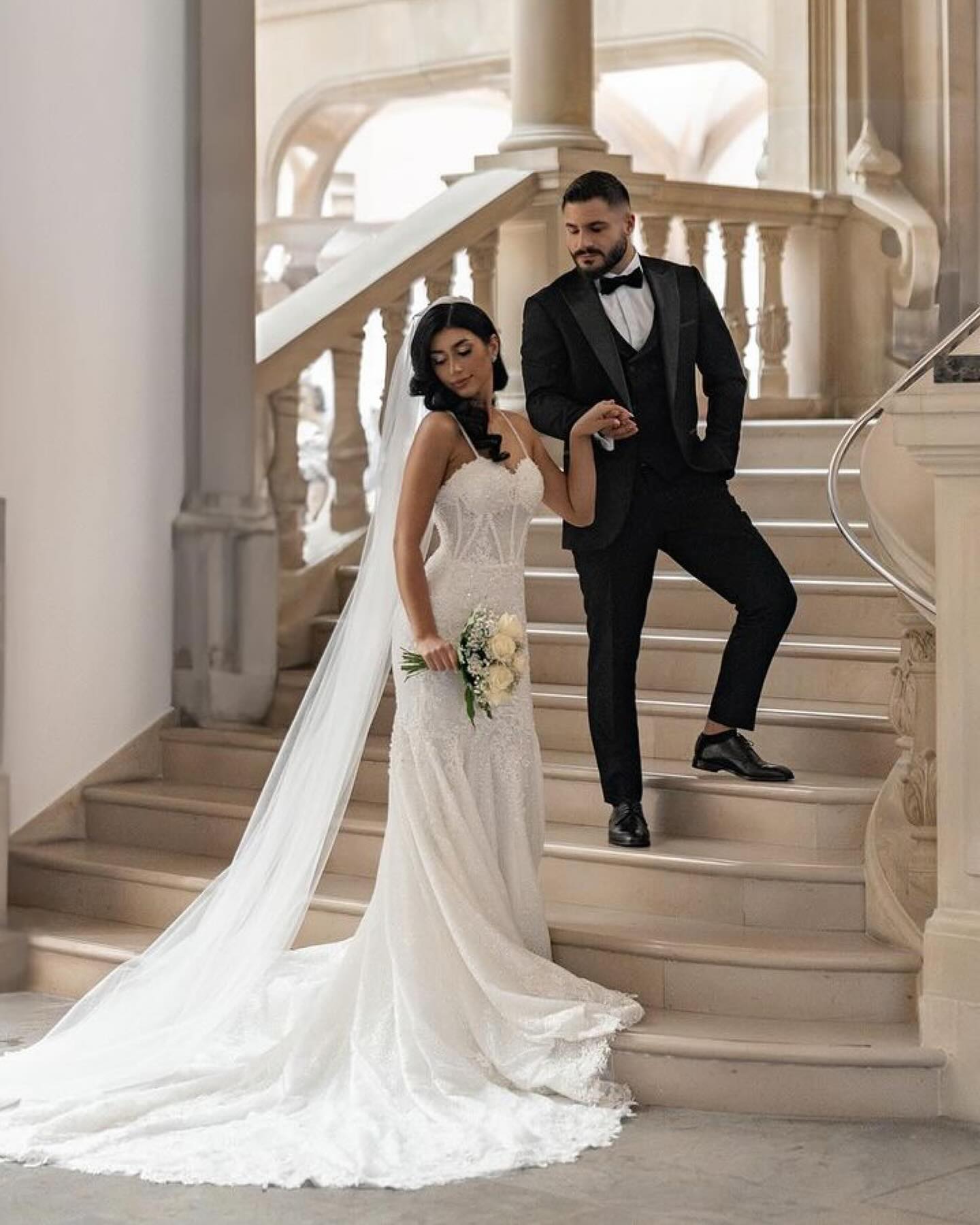 Increíble vestido de novia largo blanco sin mangas con tirantes finos de encaje de sirena y apliques