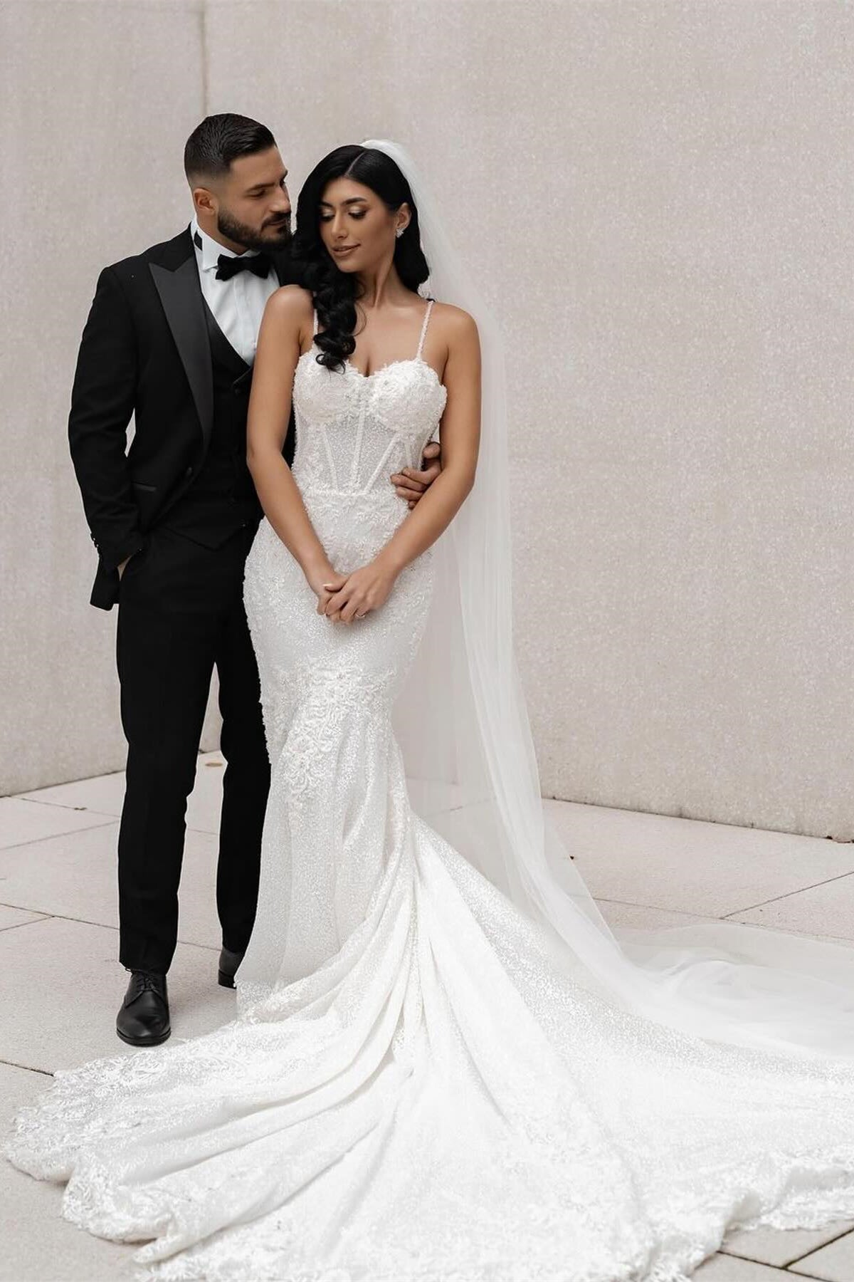 Increíble vestido de novia largo blanco sin mangas con tirantes finos de encaje de sirena y apliques