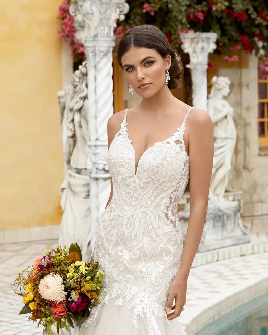 Increíble vestido de novia largo blanco sin mangas con tirantes finos, encaje sirena y volantes