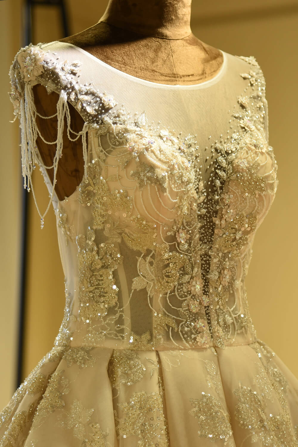 Wunderschönes Prinzessinnen-Brautkleid in Elfenbein mit Schnürung, funkelnden Perlen und Tüll