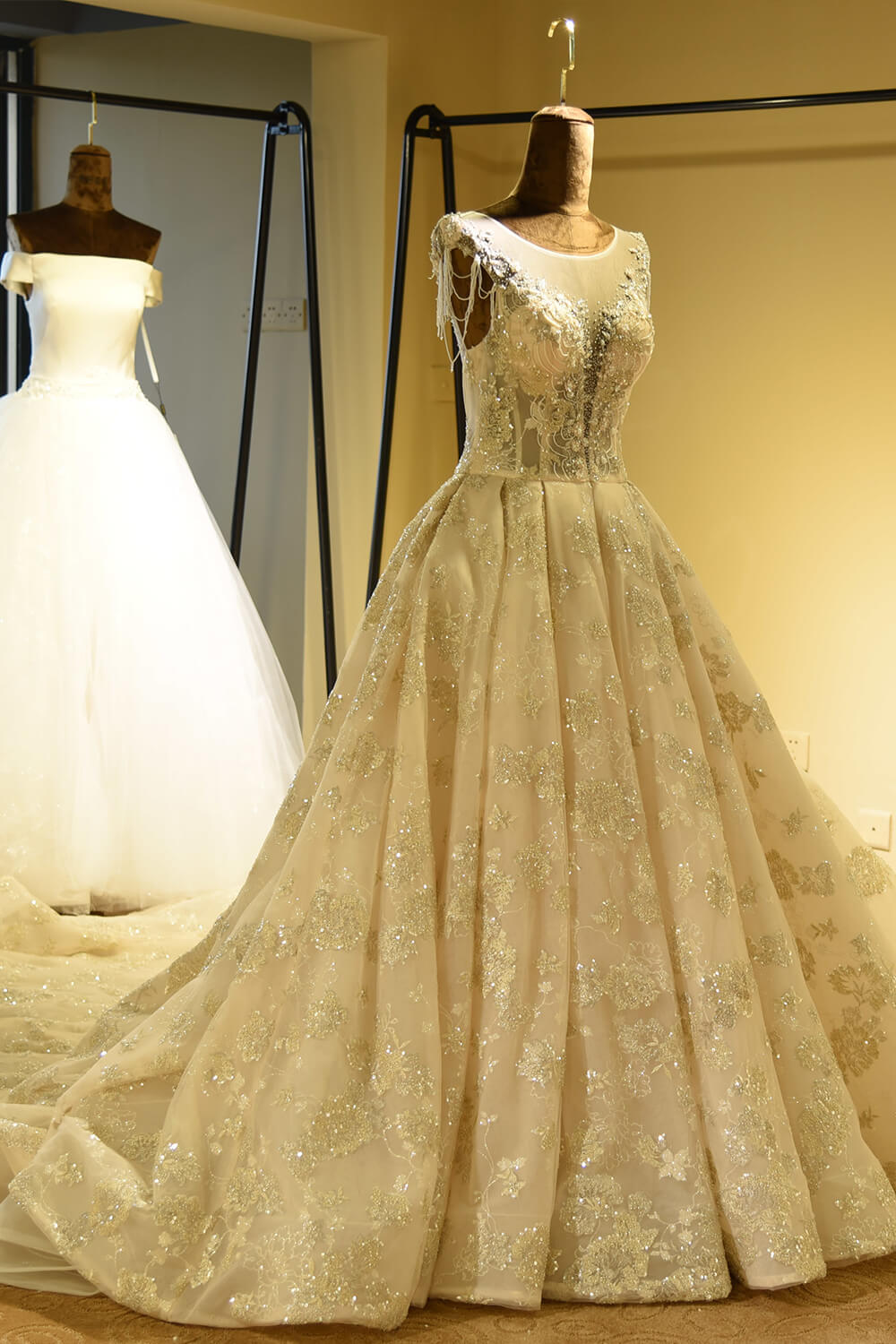 Wunderschönes Prinzessinnen-Brautkleid in Elfenbein mit Schnürung, funkelnden Perlen und Tüll