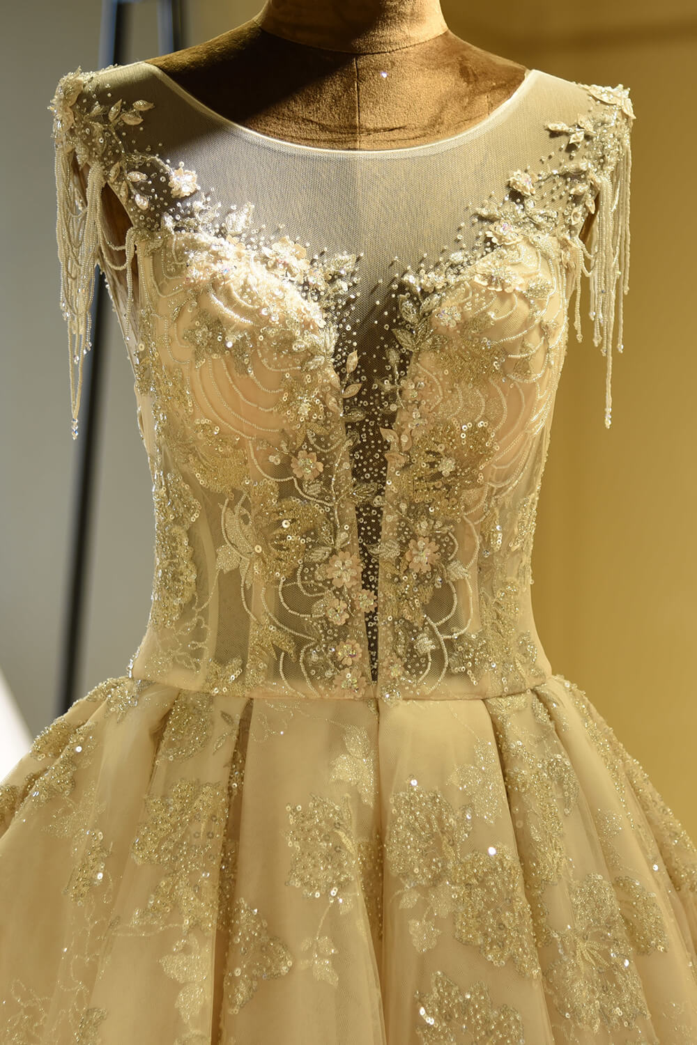 Wunderschönes Prinzessinnen-Brautkleid in Elfenbein mit Schnürung, funkelnden Perlen und Tüll