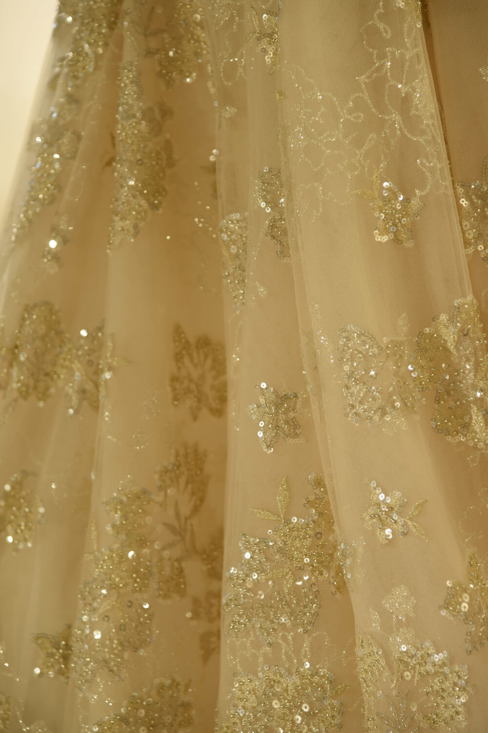 Wunderschönes Prinzessinnen-Brautkleid in Elfenbein mit Schnürung, funkelnden Perlen und Tüll