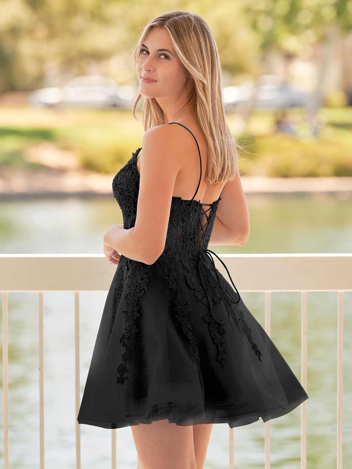 Anisia | Vestido de fiesta azul cielo de encaje con tirantes finos y apliques