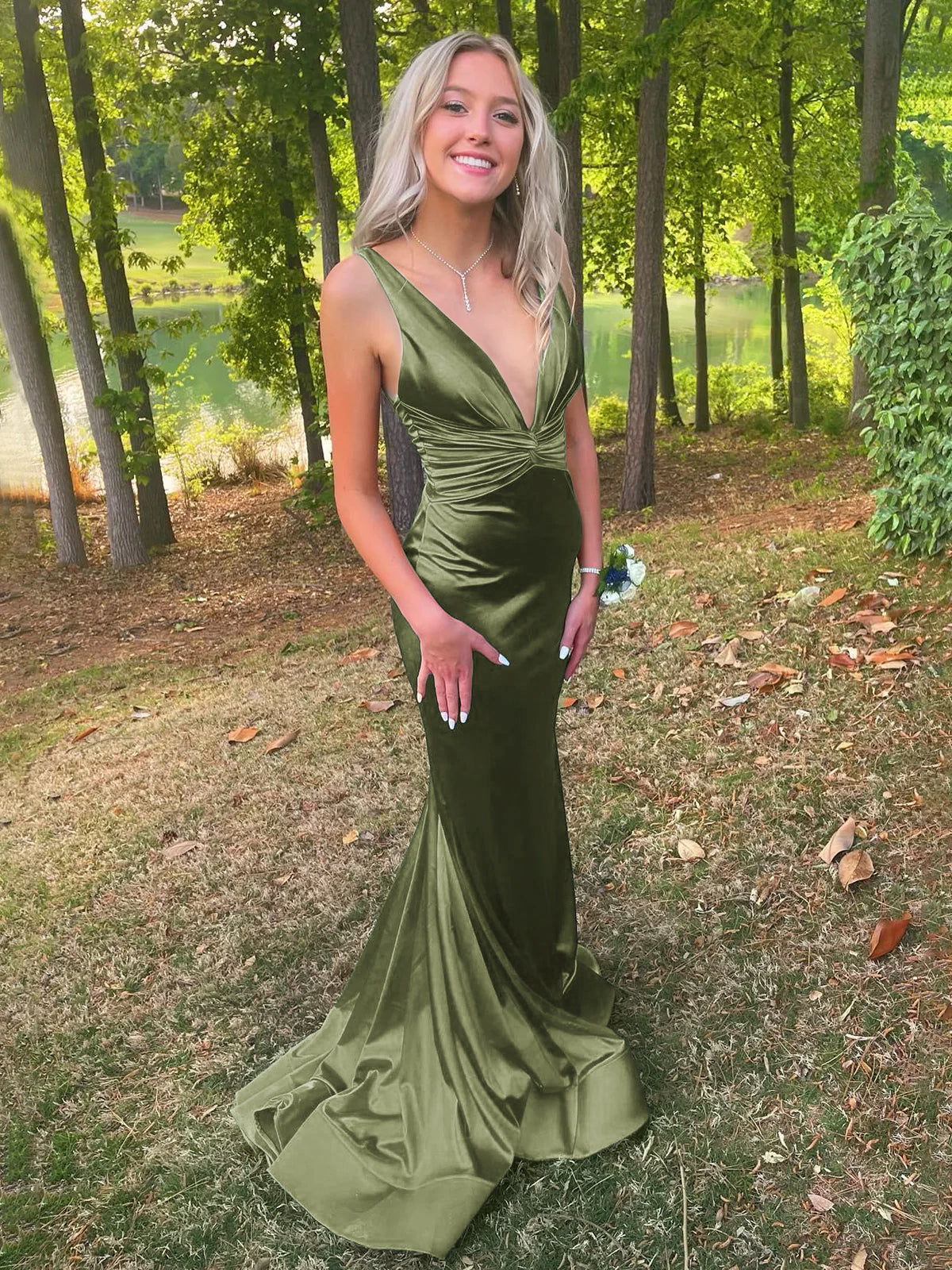 Anwea | Tief ausgeschnittenes, blaues, gerüschtes Meerjungfrau-Ballkleid aus Satin