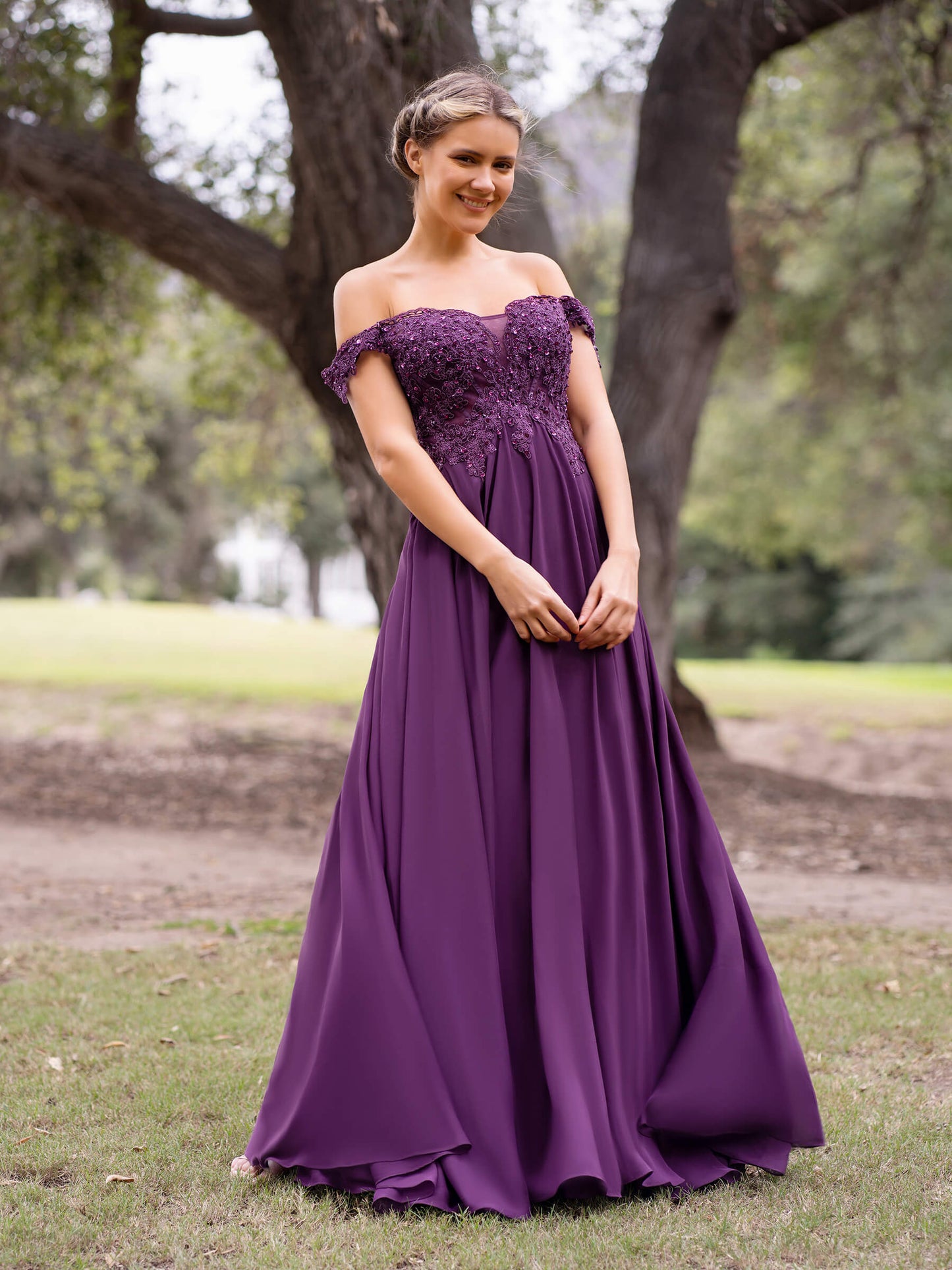 Bodenlanges Chiffon-Ballkleid mit Spitzenapplikation