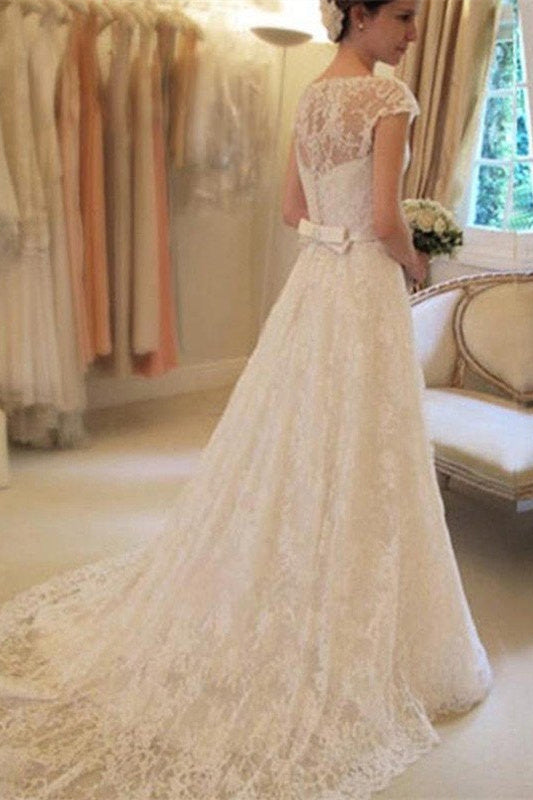 Brautkleid mit kurzen Ärmeln und quadratischem Spitzenband