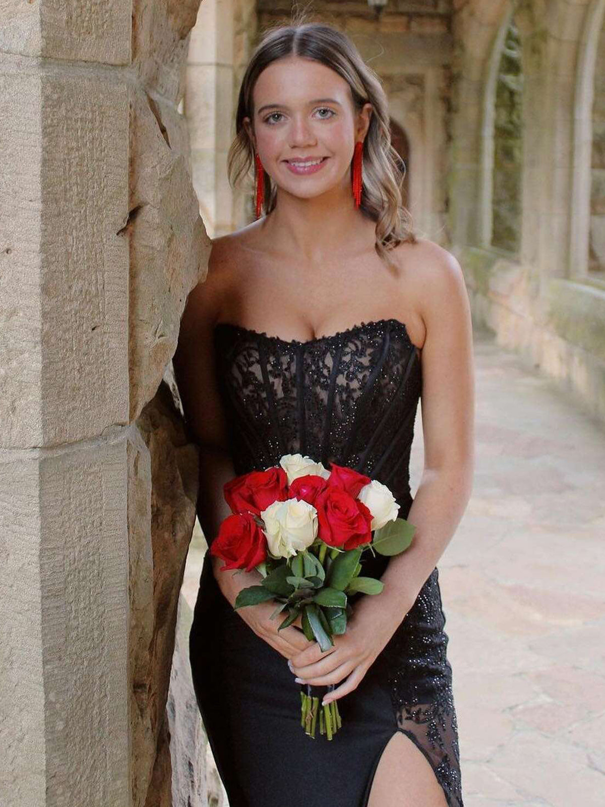 Arabelle | Vestido de fiesta largo de sirena sin tirantes, con apliques negros y abertura