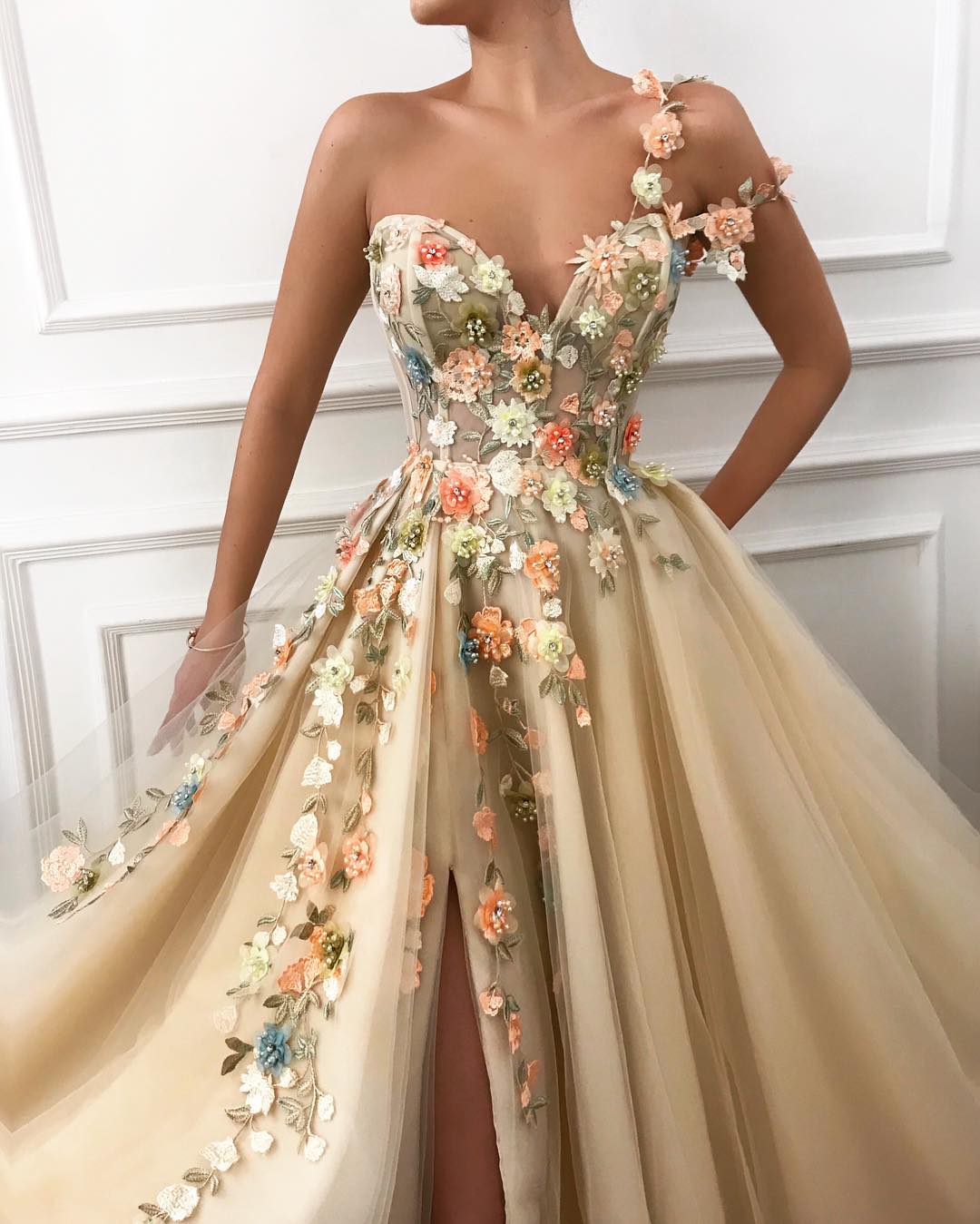 Atractivo vestido de fiesta largo de tul con corte A y un hombro descubierto
