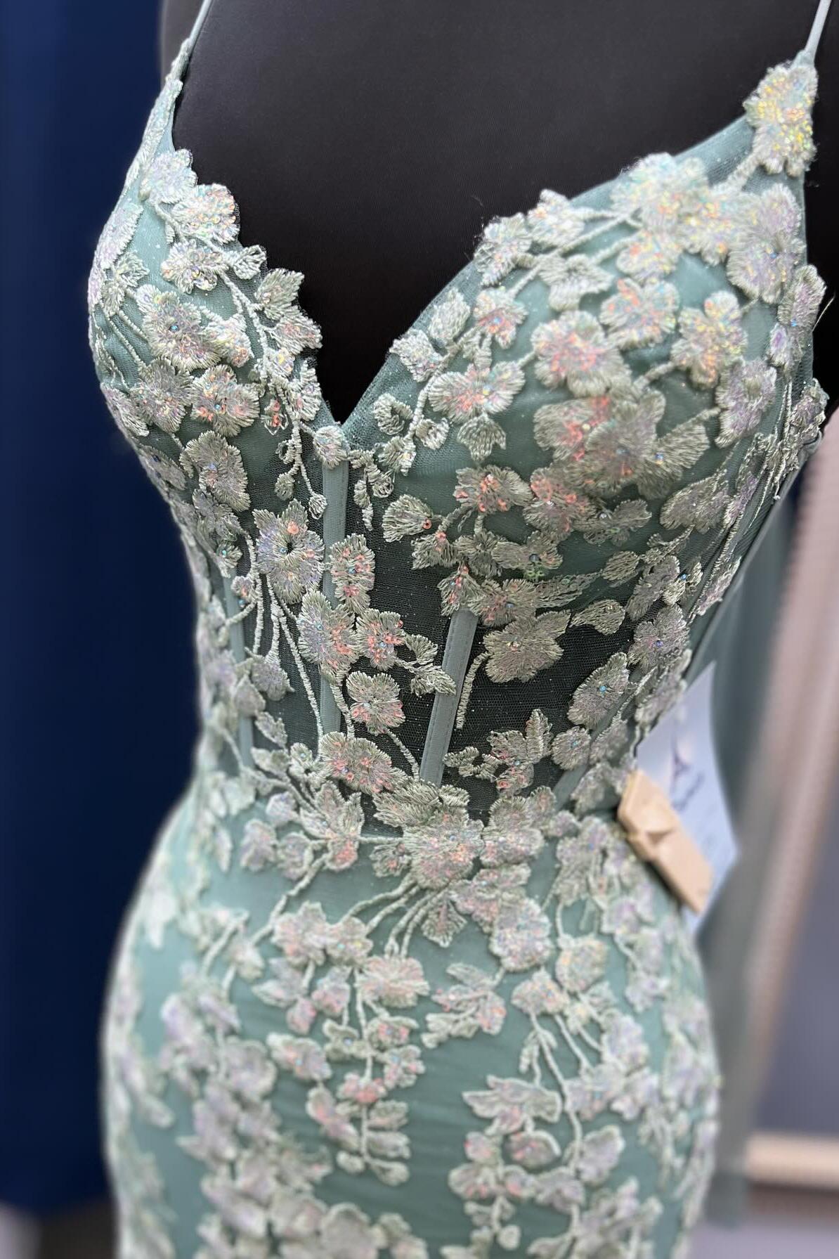 Azenor | Vestido de fiesta verde salvia con tirantes finos y corte sirena y apliques