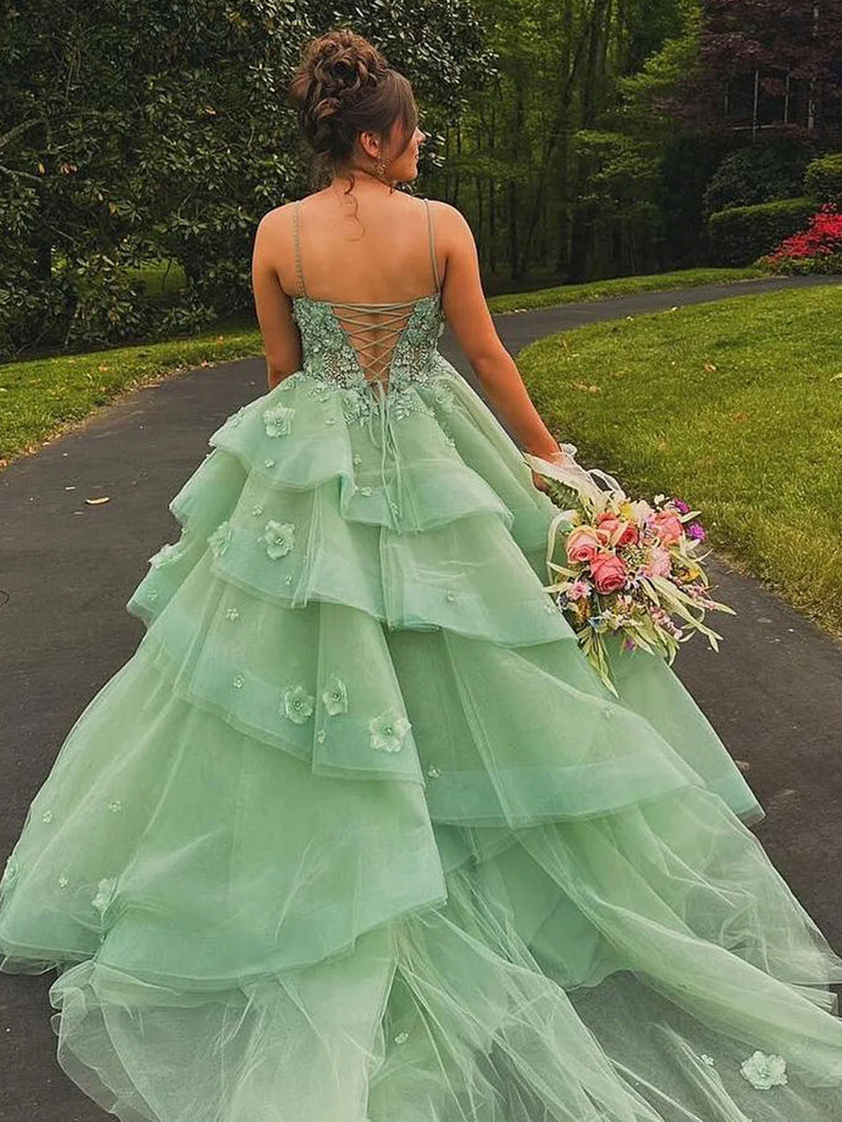 Azurena | Vestido de fiesta largo de tul verde salvia con escote corazón y apliques