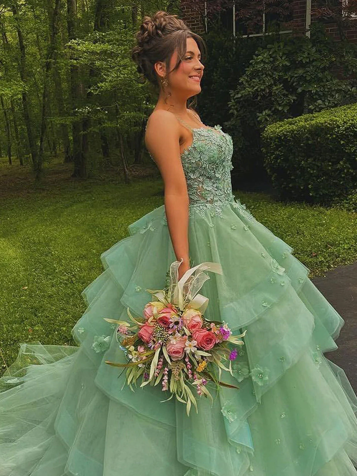 Azurena | Vestido de fiesta largo de tul verde salvia con escote corazón y apliques