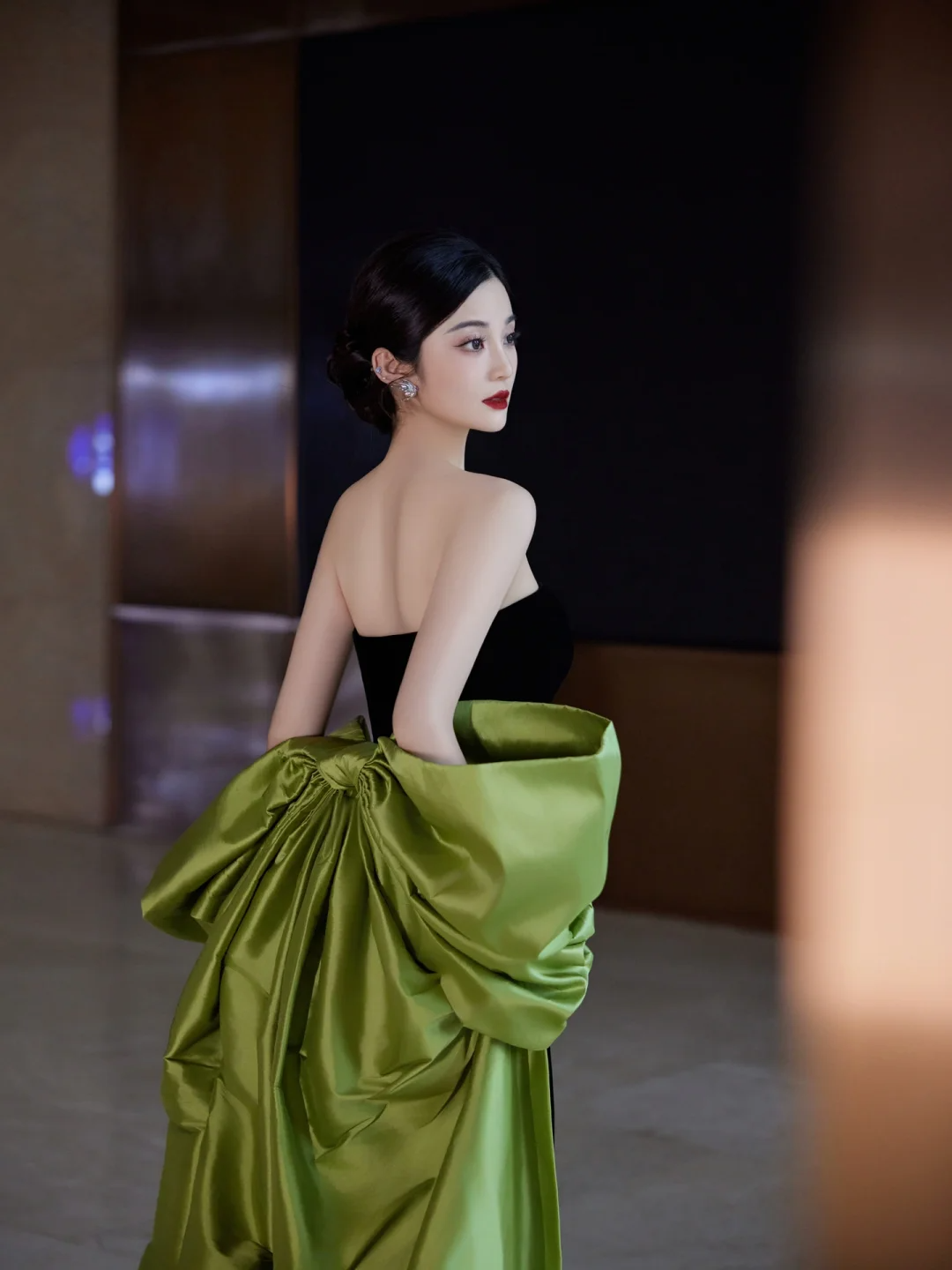 Hermoso vestido de noche largo de satén negro sin tirantes con lazo Y8594