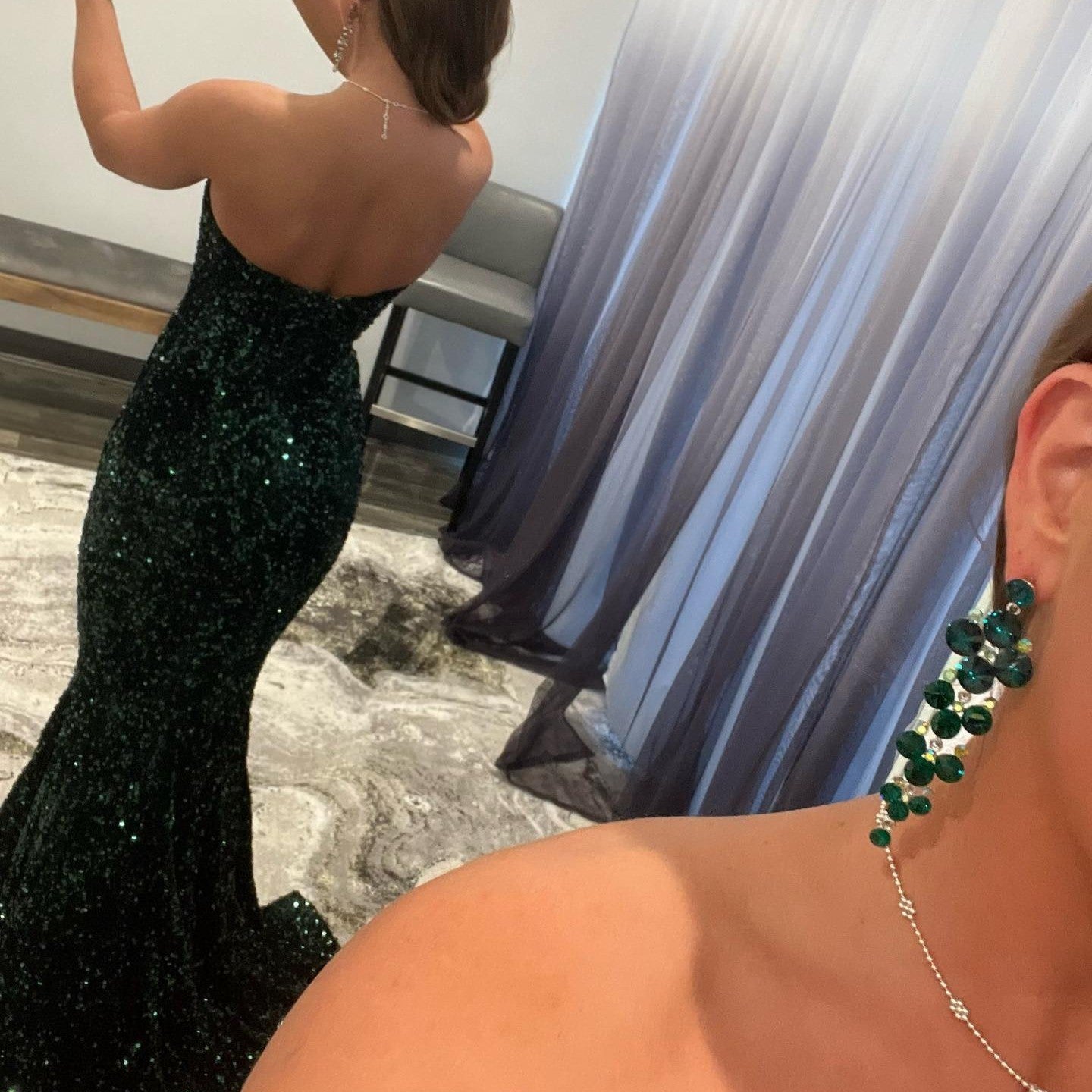 Langes Ballkleid im Meerjungfrauenstil mit Pailletten und offenem Rücken und V-Ausschnitt