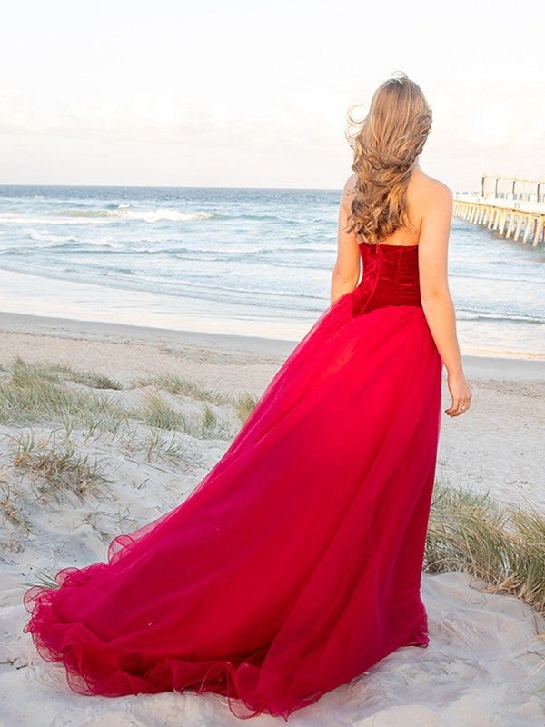 Vestidos de fiesta con escote corazón de tul, sin mangas y cola de corte