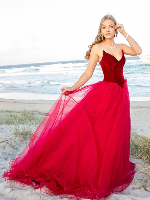 Vestidos de fiesta con escote corazón de tul, sin mangas y cola de corte