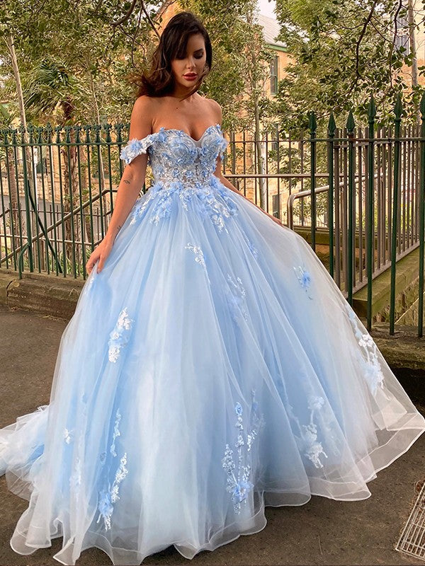 Vestidos de fiesta sin mangas con hombros descubiertos y apliques de tul