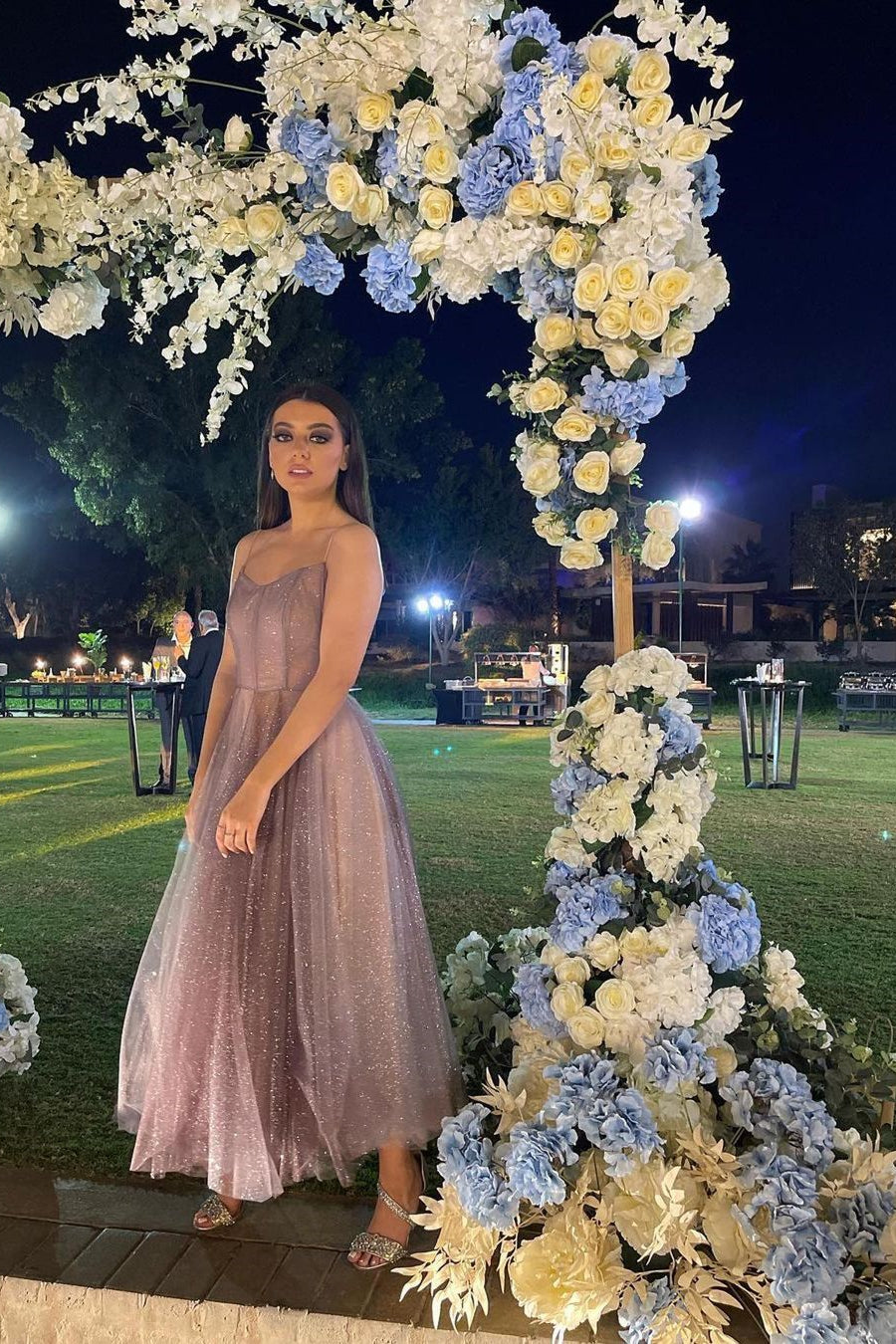 Hermoso vestido de fiesta de corte A con espalda descubierta, lentejuelas, sin mangas y largo hasta los tobillos