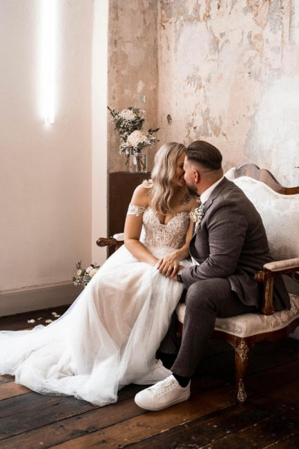 Hermosos vestidos de novia bohemios de corte A con hombros descubiertos y encaje