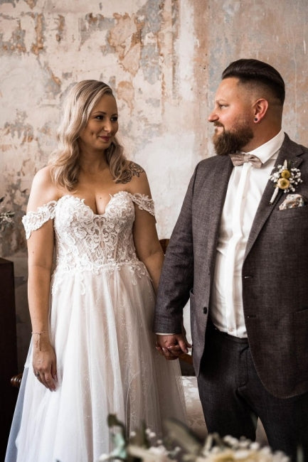 Hermosos vestidos de novia bohemios de corte A con hombros descubiertos y encaje