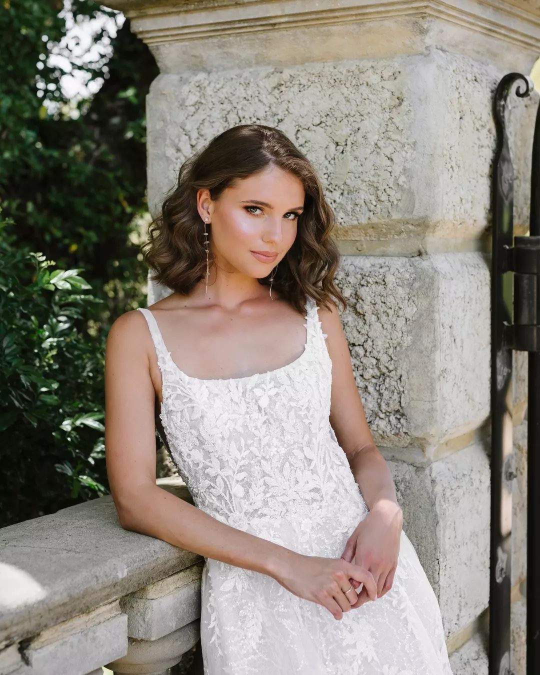 Hermoso vestido de novia largo blanco sin mangas con escote en A y encaje con apliques