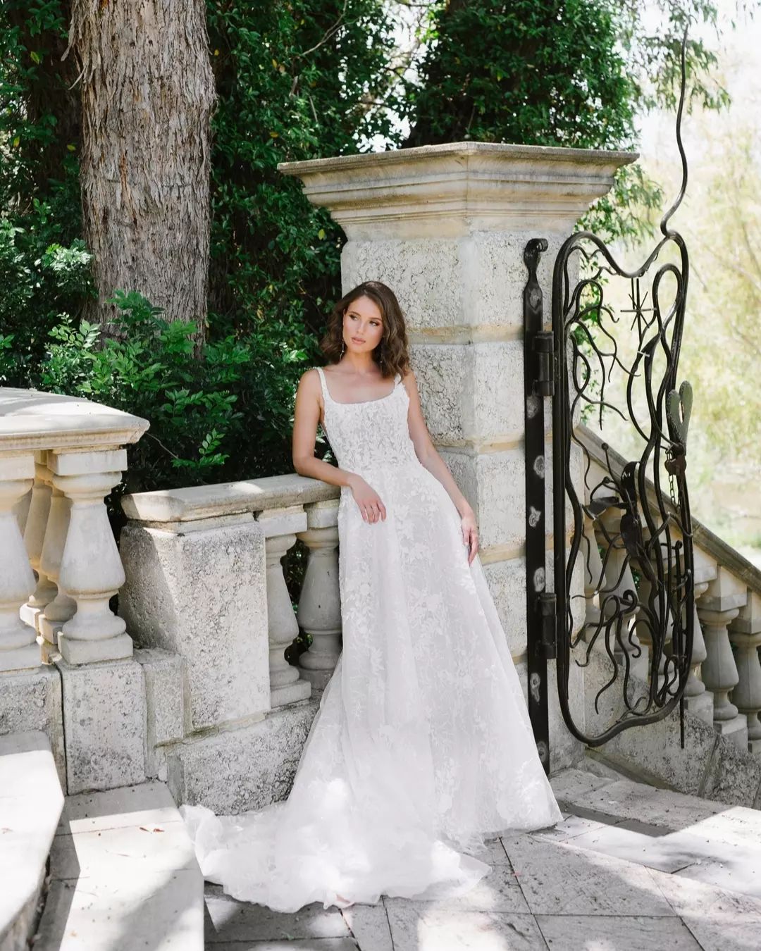 Hermoso vestido de novia largo blanco sin mangas con escote en A y encaje con apliques