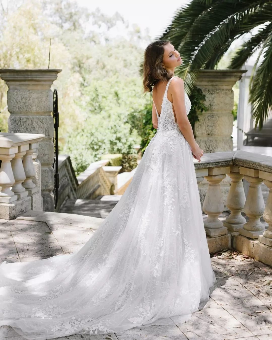 Hermoso vestido de novia largo blanco sin mangas con escote en A y encaje con apliques