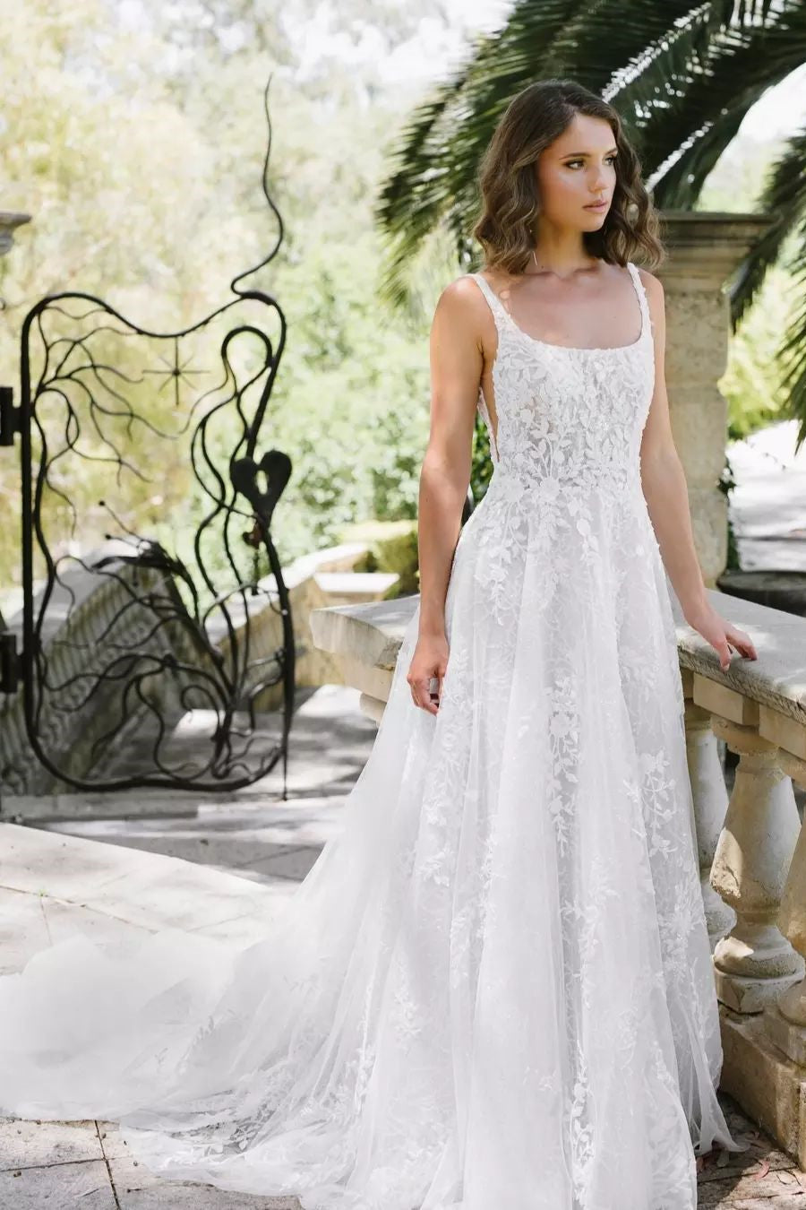 Hermoso vestido de novia largo blanco sin mangas con escote en A y encaje con apliques
