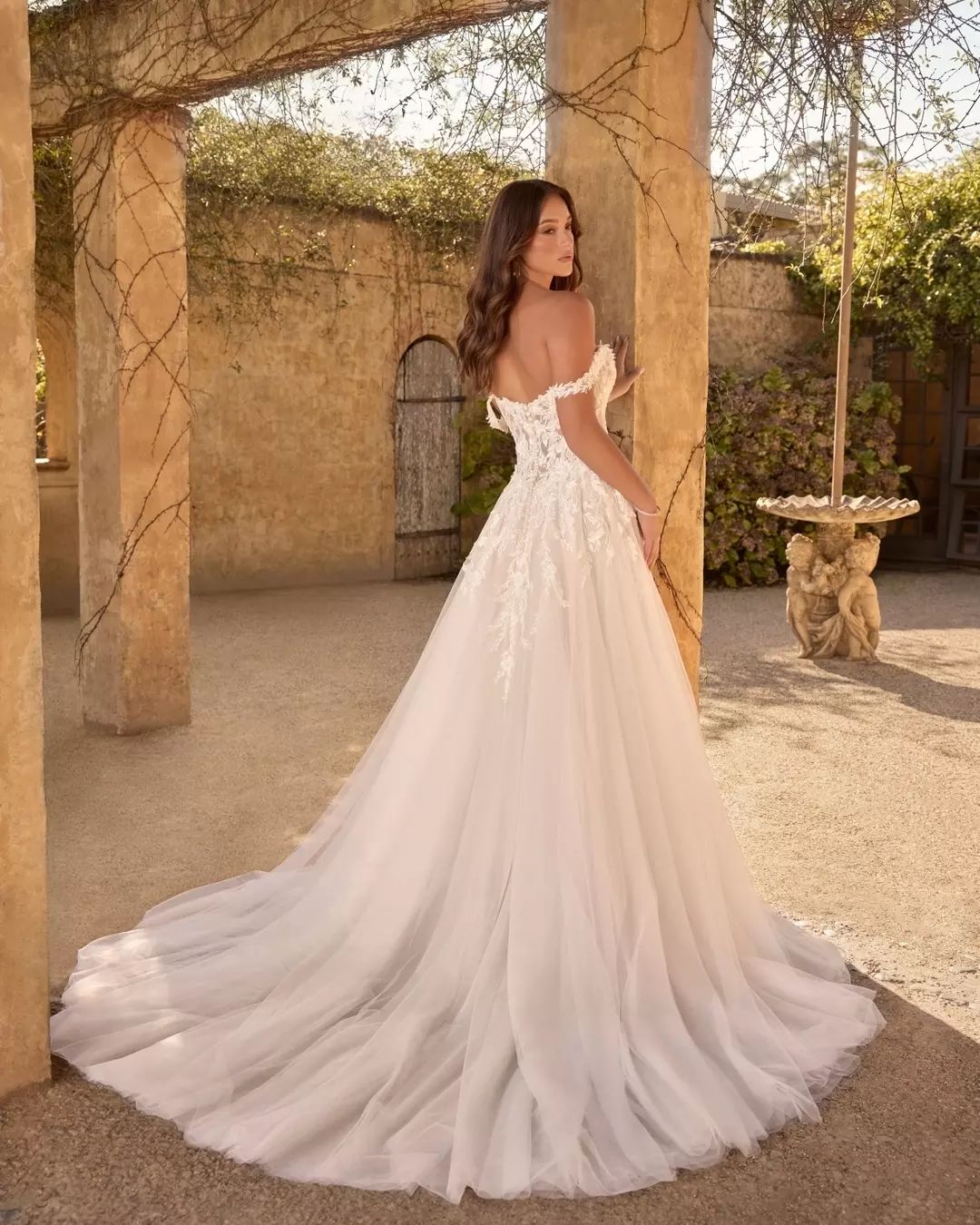 Hermoso vestido de novia largo blanco sin mangas con escote en forma de A y encaje con apliques abiertos