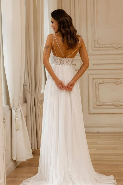 Hermoso vestido de novia blanco sin mangas con escote en V, encaje y apliques.