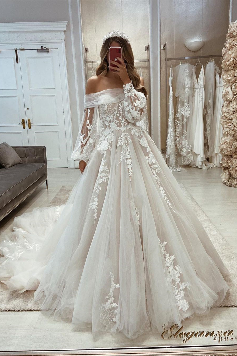 Hermoso vestido de novia de encaje con apliques, mangas largas y corte A con hombros descubiertos
