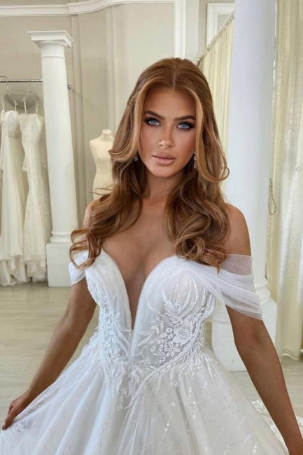 Hermoso vestido de novia de corte A con hombros descubiertos y escote en V con encaje