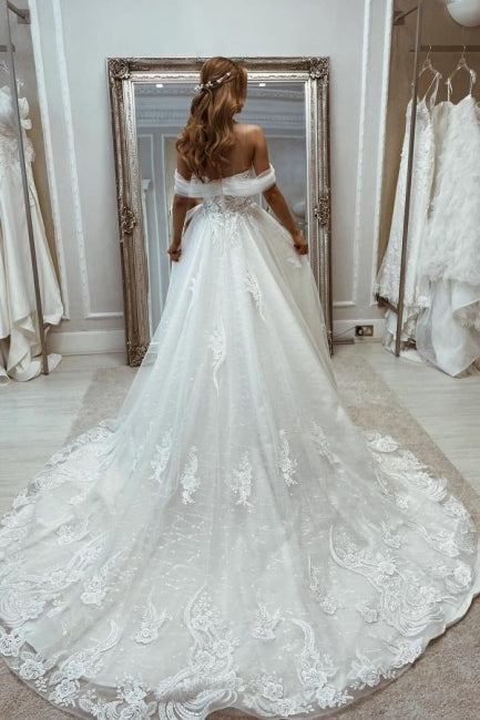 Hermoso vestido de novia de corte A con hombros descubiertos y escote en V con encaje