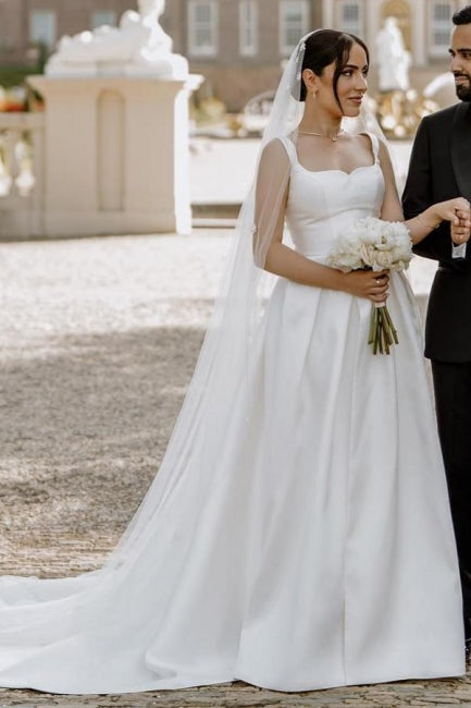 Hermosos vestidos de novia blancos sin mangas, de satén, con hombros descubiertos y abertura frontal.
