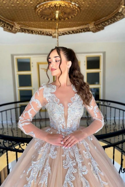 Hermoso vestido de novia largo de tul con encaje, escote en V, manga larga y apliques con volantes.