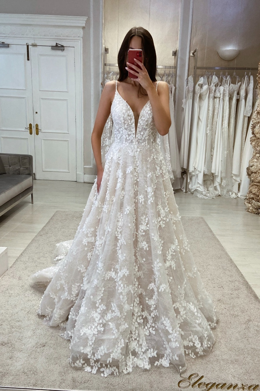 Wunderschönes A-Linien-Brautkleid mit V-Ausschnitt, Spaghettiträgern und Spitzenapplikationen