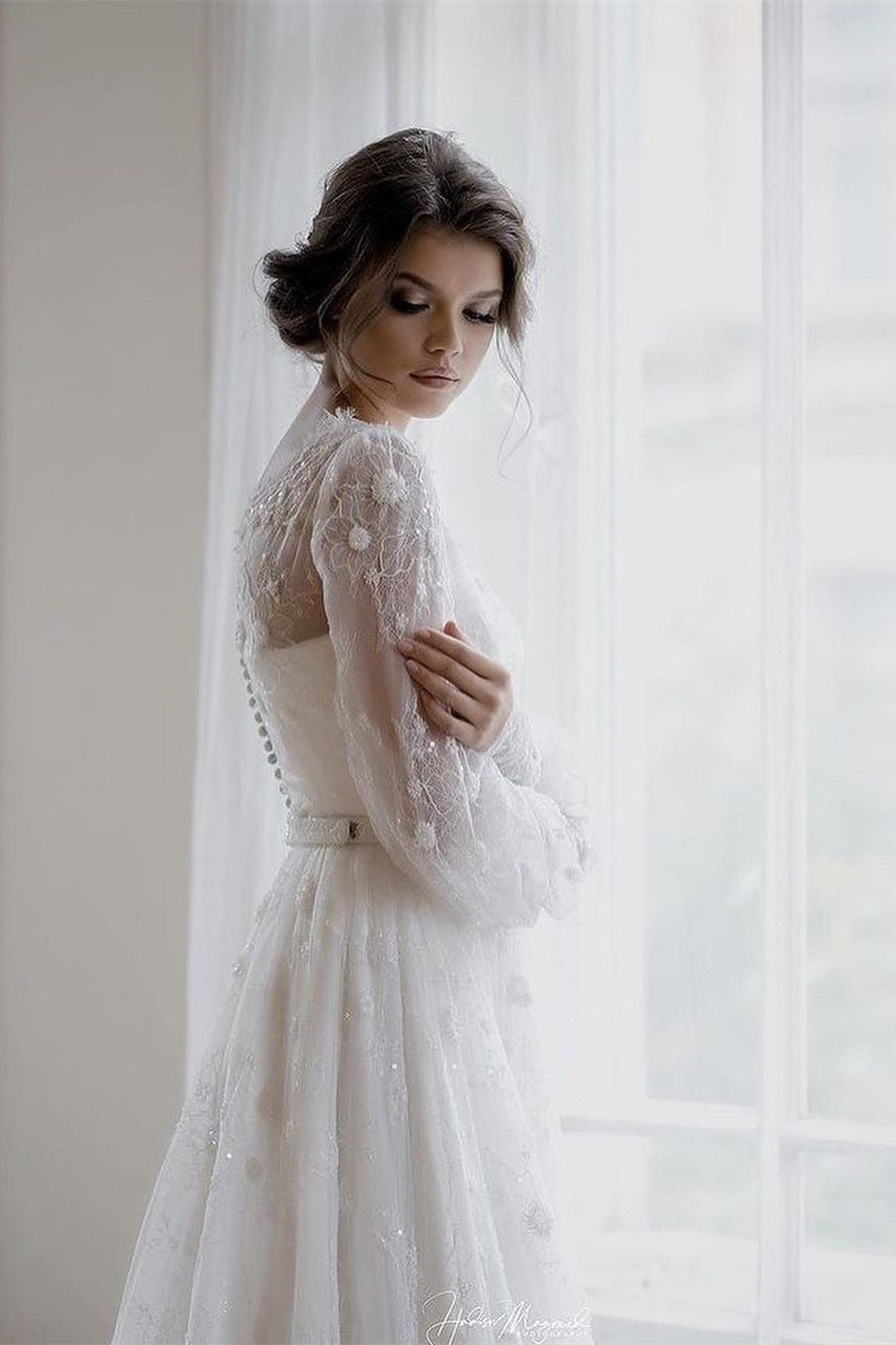 Wunderschönes weißes Brautkleid in A-Linie mit langen Ärmeln und Spitzenapplikationen