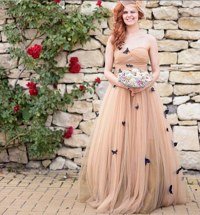 Hermosos vestidos de novia con mariposas y volantes en forma de corazón WD429