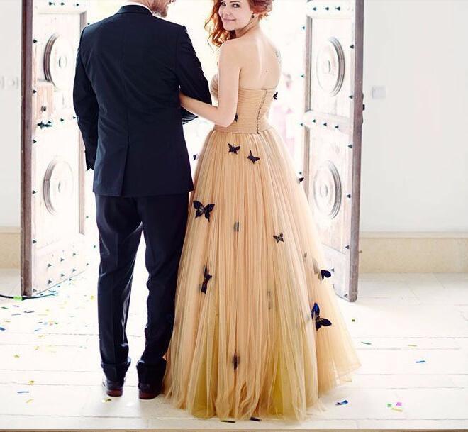 Hermosos vestidos de novia con mariposas y volantes en forma de corazón WD429