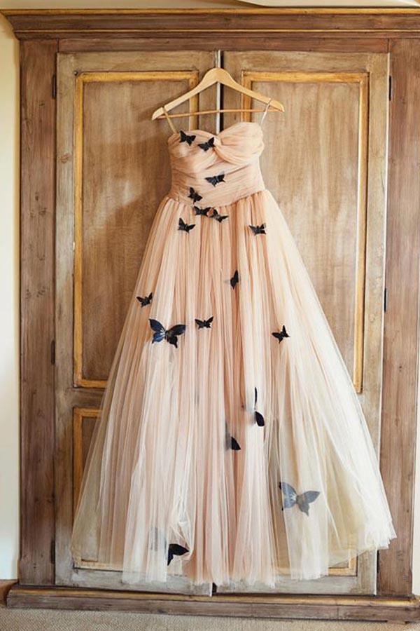 Hermosos vestidos de novia con mariposas y volantes en forma de corazón WD429