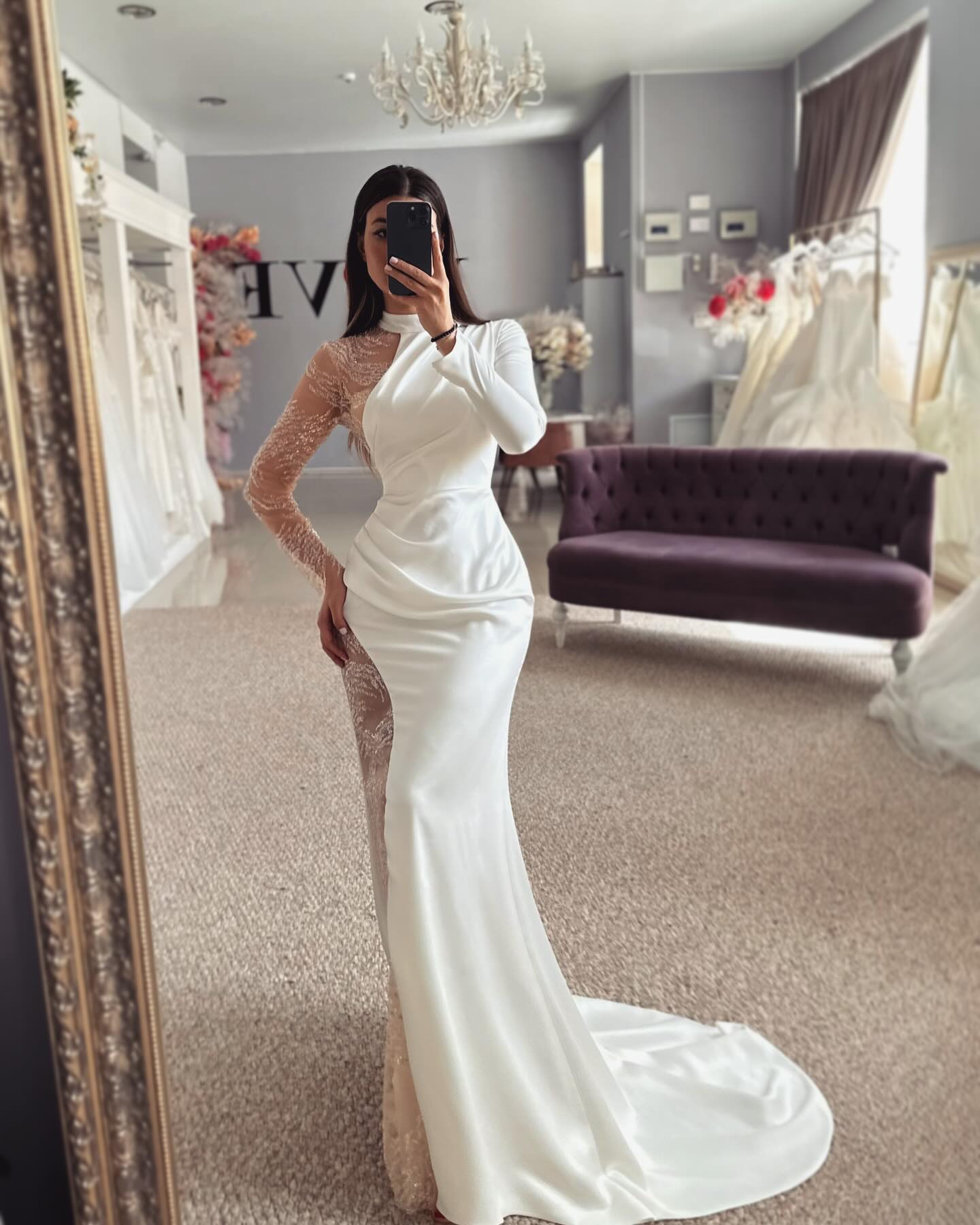 Hermoso vestido de novia de satén con cuello halter, manga larga y apliques.