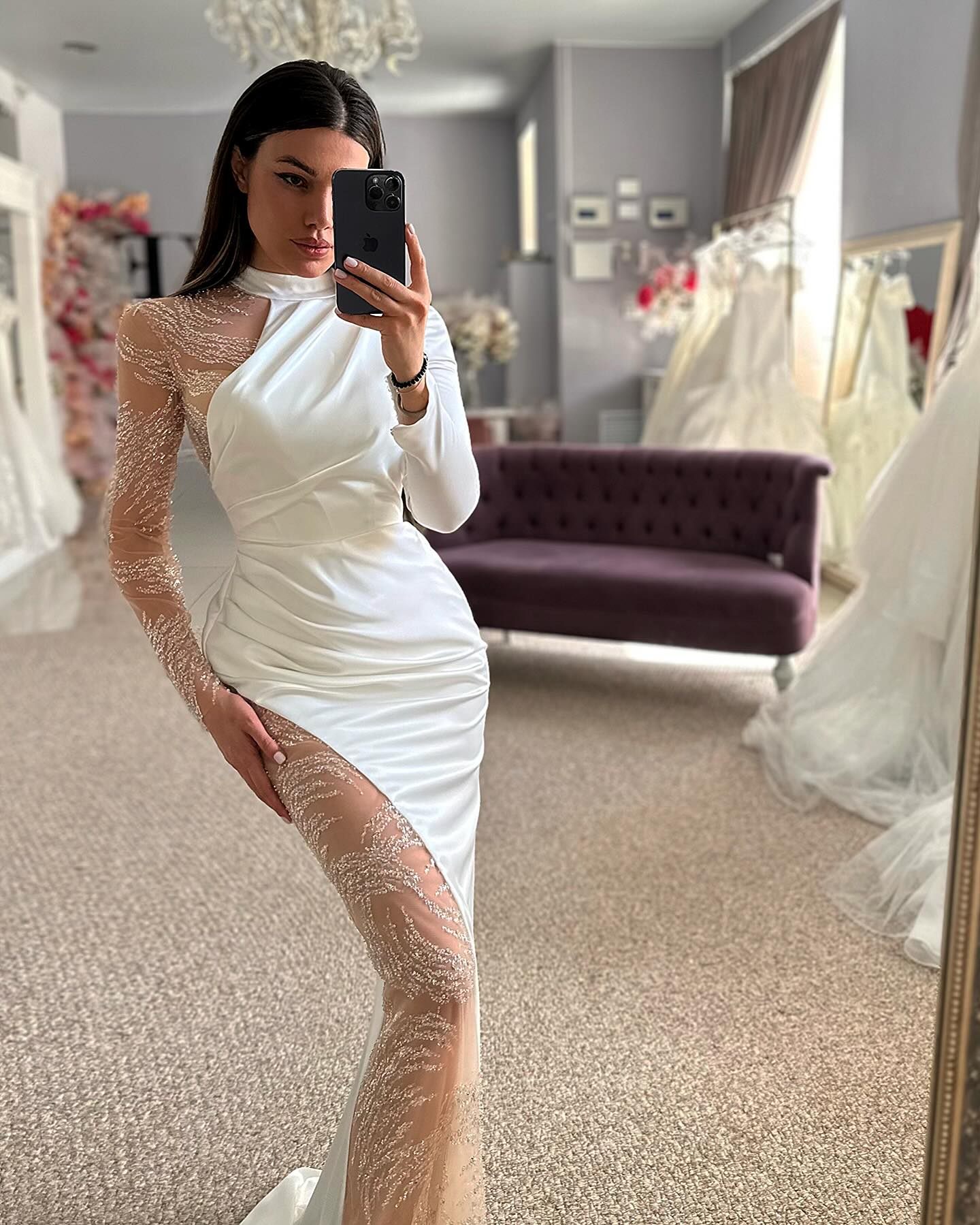 Hermoso vestido de novia de satén con cuello halter, manga larga y apliques.